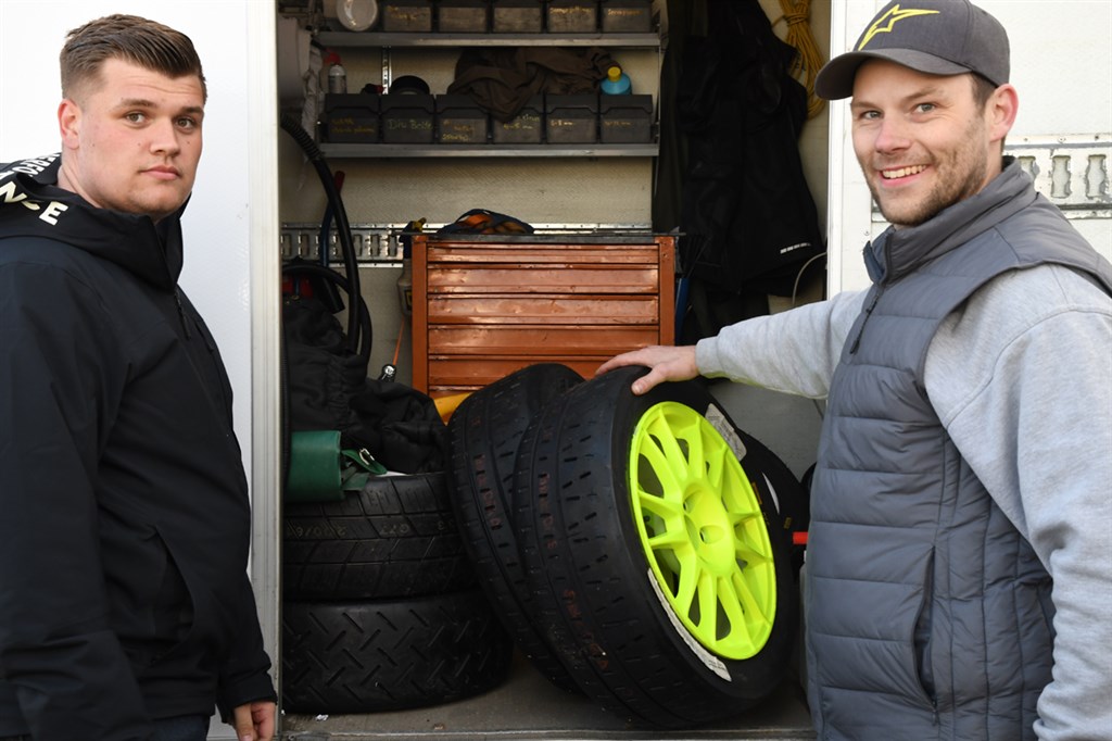 Mikkel Krarup-Hansen og Rasmus Sørensen kørte med speederen i bund for at følge tempoet i det skarpe opgør med konkurrenternes Rally4-biler.
(Foto: Morten Dam/specialpressen@gmail.com)